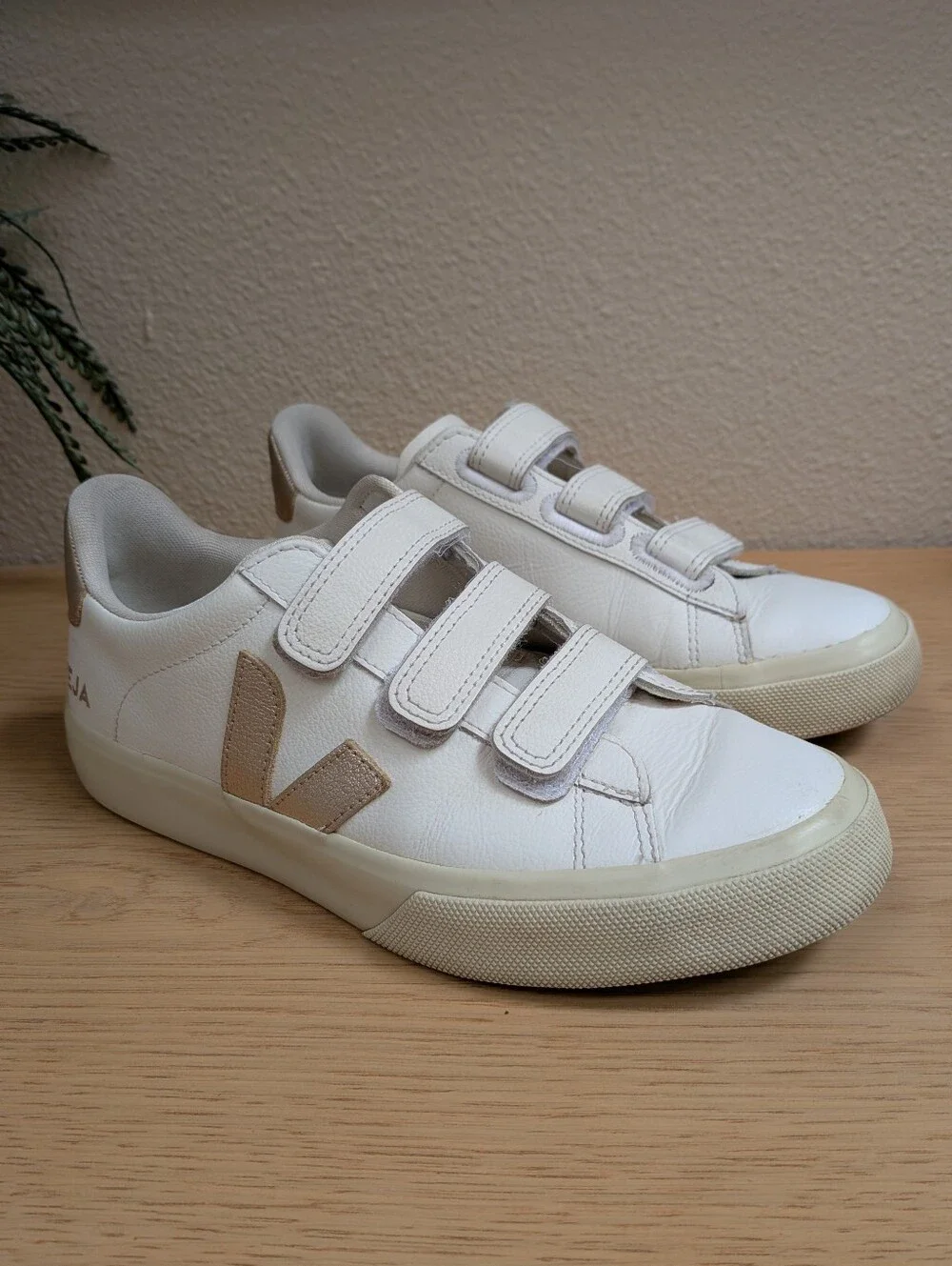 VEJA Extra White Platine Recife Logo Leather Rose Gold Sneakers Size 7